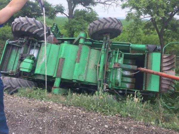 На Ставрополье перевернулся комбайн «Дон»